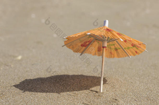 海滩沙子和雨伞作为鸡尾酒