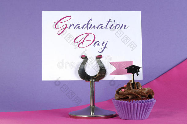 毕业日粉红紫色派对纸杯蛋糕配桌位何