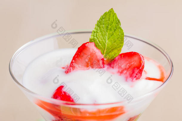 草莓酸奶