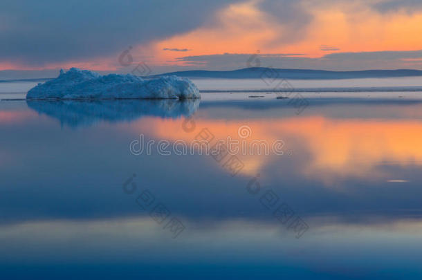 夕阳下春山湖上融化的冰山。