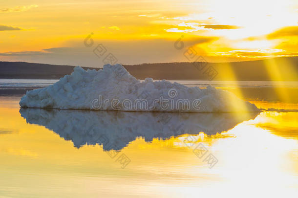 夕阳下春山湖上融化的冰山。