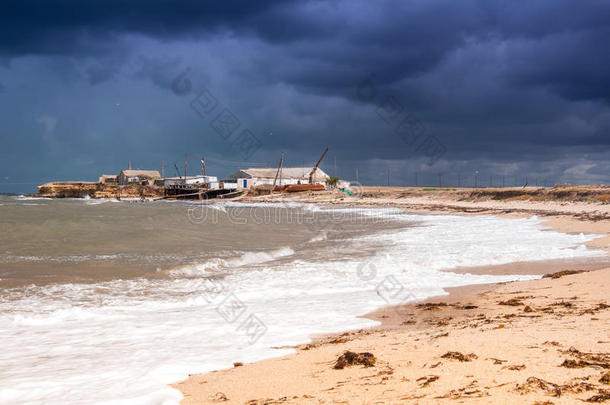 <strong>风雨</strong>交加的海景。