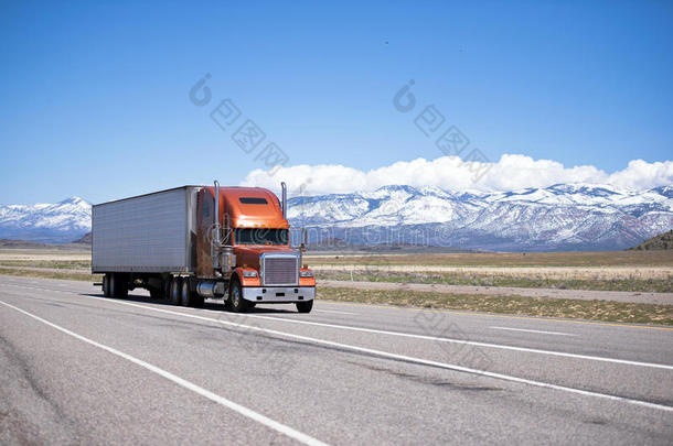 大型经典保养良好的半卡车在高速公路上行驶