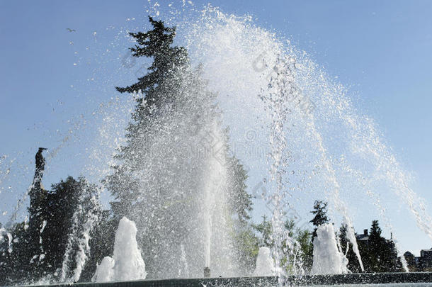 城市公园喷泉中的喷水器