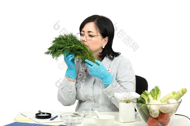 植物控制技术员闻着莳萝