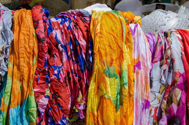 集市上出售的彩色斗篷、披肩和围巾
