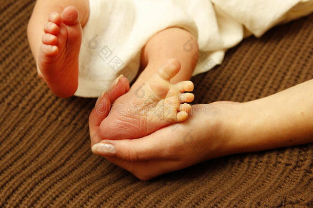 腿可爱的小宝宝在妈妈手里