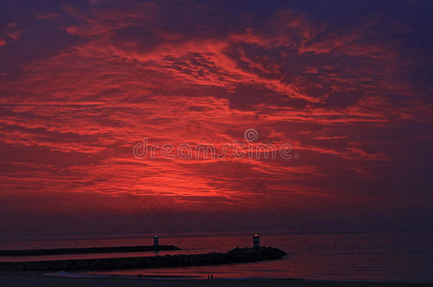 丹哈格海滩上的红色夕阳