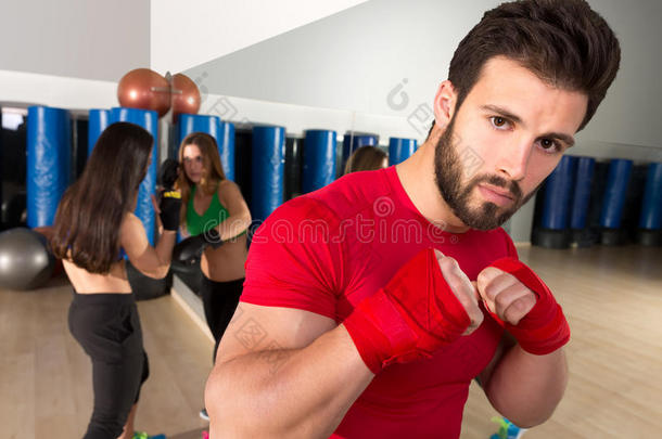 健身馆里的拳击运动员肖像