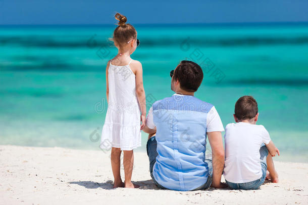 父亲和孩子们在暑假