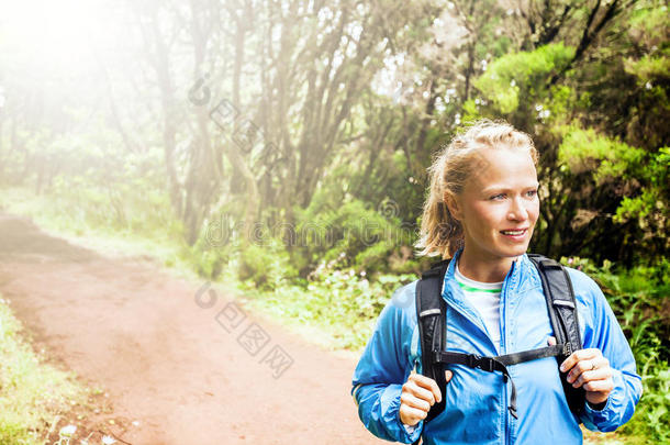 绿色森林中的女徒步旅行者或徒步旅行者