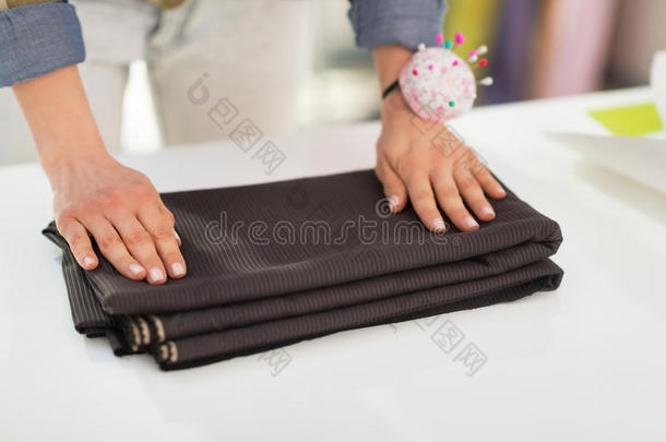 女裁缝折叠织物特写