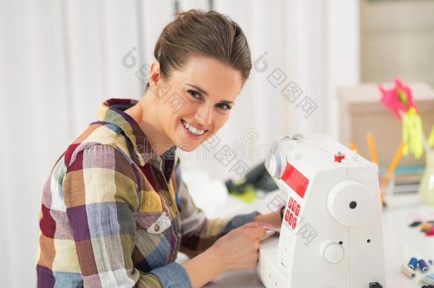 缝纫工用缝纫机工作