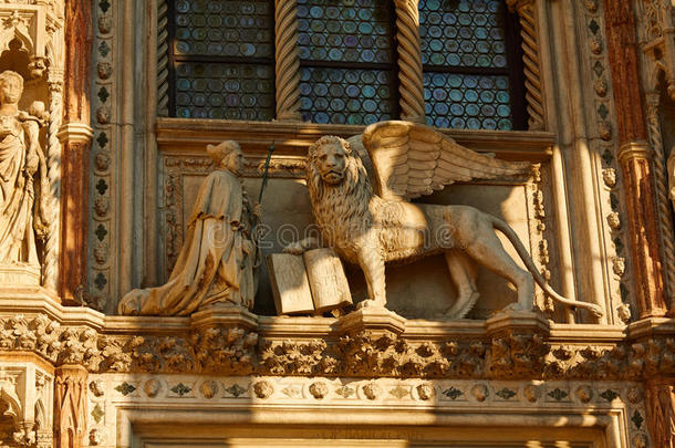 狮子座或狮子座有翅膀、书和教皇的雕像