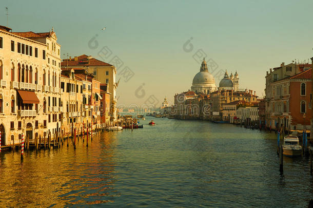 清晨威尼斯大通道海景，意大利历史建筑和教堂礼炮