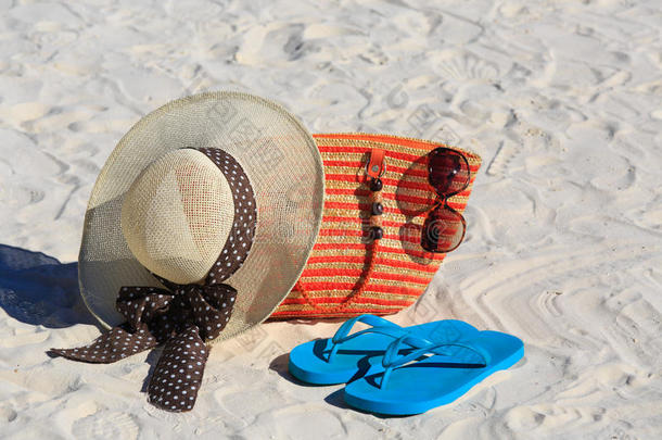 沙滩上的草帽、包、太阳眼镜和人字拖