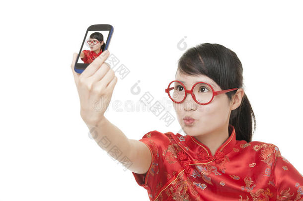 一位中国妇女穿着一件白色背景的被称为chipao的传统服装