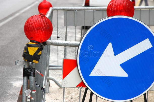 道路开挖时的道路施工白色箭头