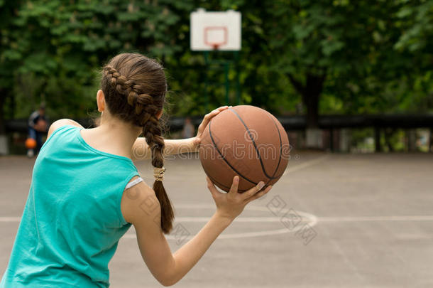 年轻苗条的少女<strong>打篮球</strong>