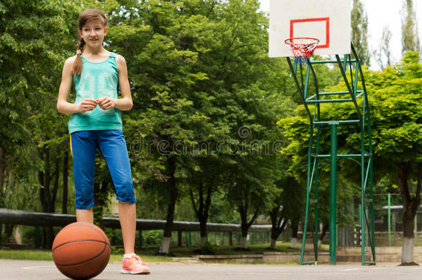 等着打篮球的小女孩