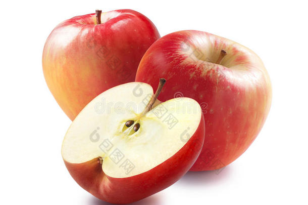 两个蜂蜜脆的红苹果和半个白苹果