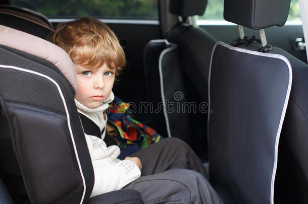 坐在汽车<strong>安全座椅</strong>上的小男孩画像