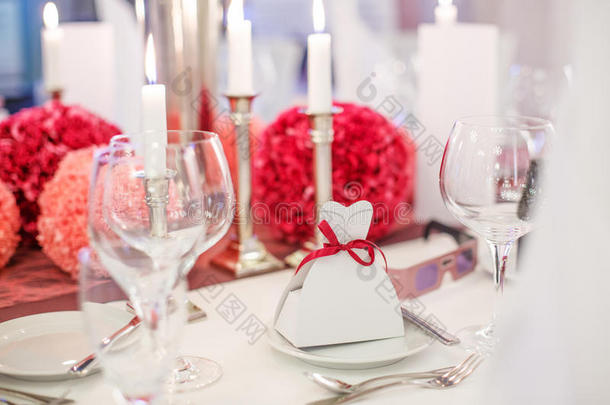 优雅的餐桌，适合婚礼或活动派对，颜色为柔和的红色和圆珠笔