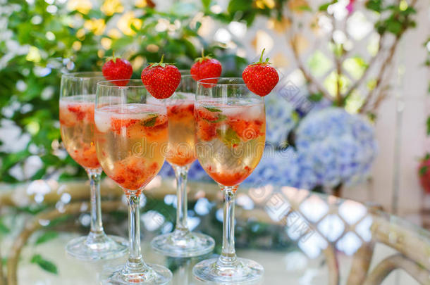 夏日鸡尾酒配香槟、薄荷和新鲜草莓