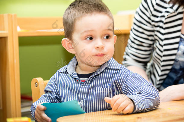 蒙台梭利幼儿园的小男孩在幼儿园玩耍