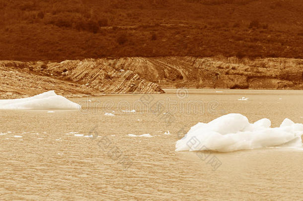 巴塔哥尼亚景观，冰山在温暖的色调