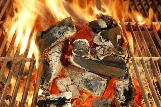 烧烤架，木炭和火焰。