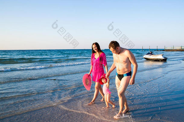 迪拜波斯湾海滩上的哈皮一家。在海边晒太阳