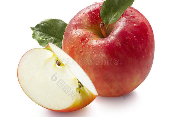 白色背景上的红色湿蜂蜜松脆苹果和四分之一