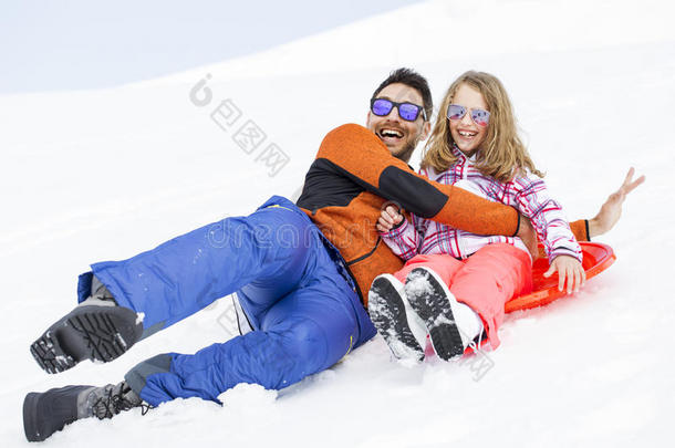 女孩和他父亲雪橇很快