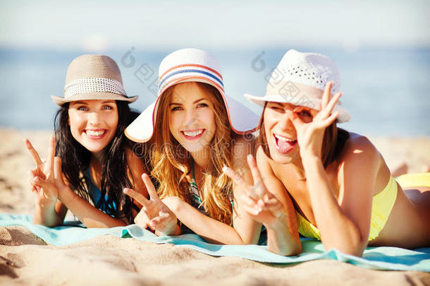 在海滩上晒太阳的女孩们