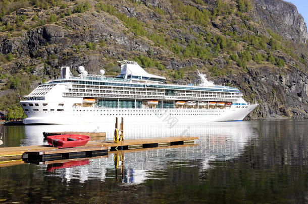 挪威游船码头上的游船和小船