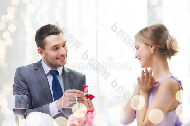 在餐厅向女友求婚的男人
