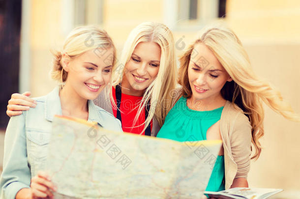 有城市旅游地图的美女