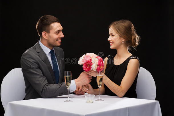 微笑的男人给女人送花束