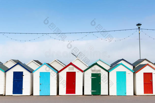 一排排海滩小屋，门五颜六色的红蓝绿相间