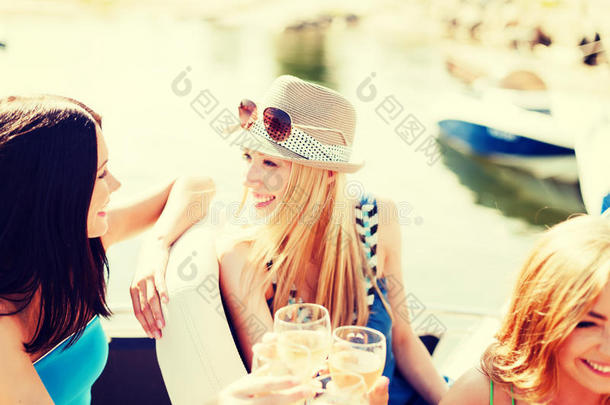 船上带着香槟酒杯的女孩
