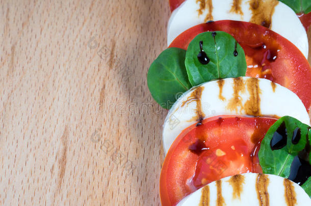 番茄，马苏里拉和罗勒的<strong>简易</strong>小吃
