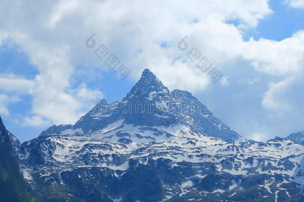 美丽的大雪山和白云