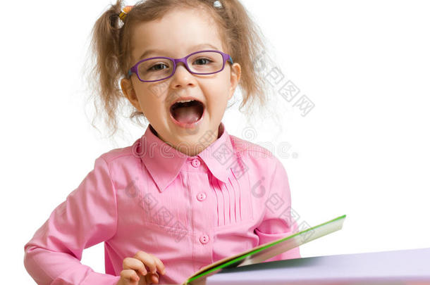 戴着眼镜的有趣的小女孩拿着书<strong>说</strong>些与世隔绝的话