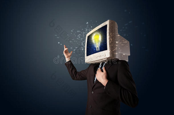 一个有<strong>电脑显示器</strong>头和创意灯泡的商人