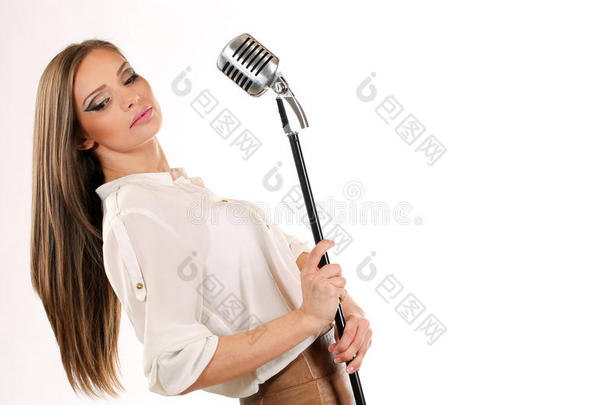 卡拉OK女孩在白色背景下孤独地歌唱