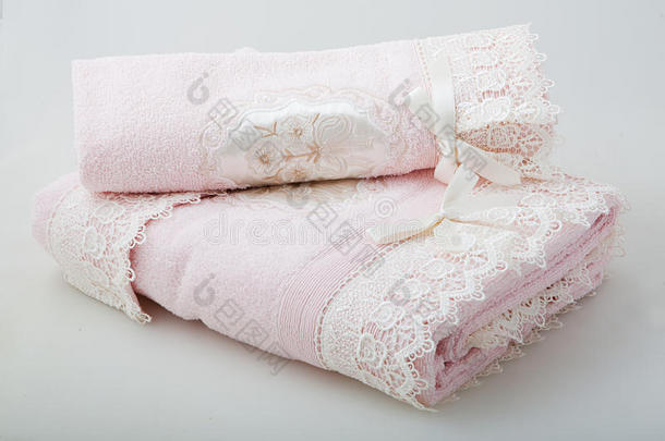 两条粉色蕾丝毛巾