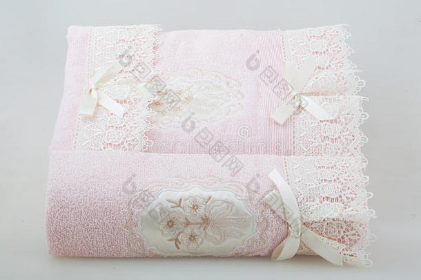 两条粉色蕾丝毛巾