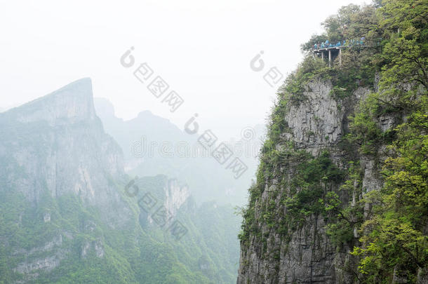 天门山，中国，陡峭的悬崖上有可怕的人行道