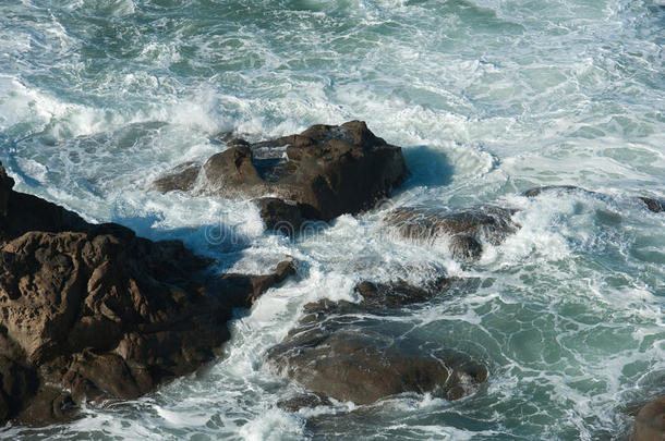 俄勒冈州海岸线上凶猛的大海